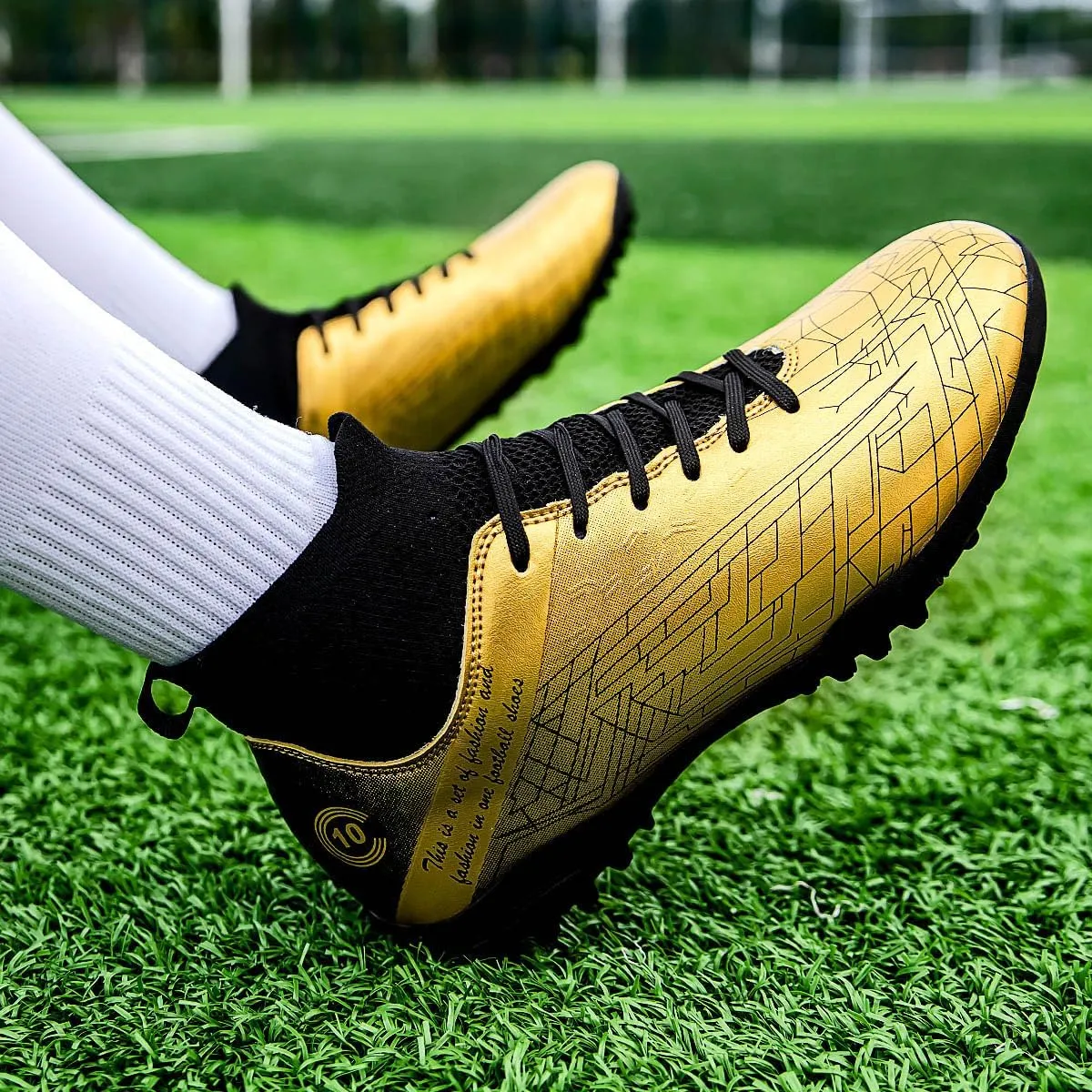 Men's Anti Slip and wear-Resistant Soccer Shoes, Suitable for Various Places Such as Indoor and Outdoor Artificial Turf, Professional Football Shoes for competitions.